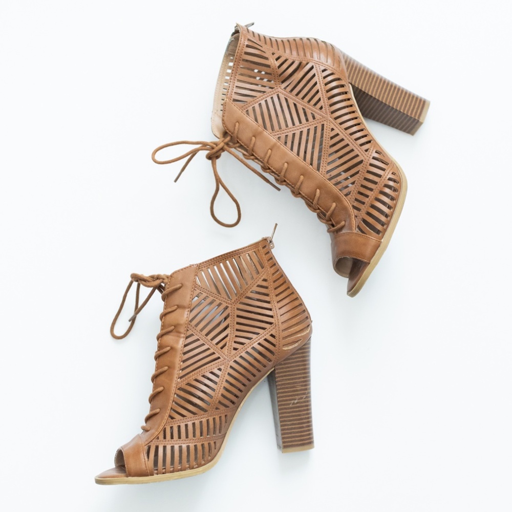 Boho Peep-Toe Front Tie Laser Cut-Out Block Heel Booties Size 9.5